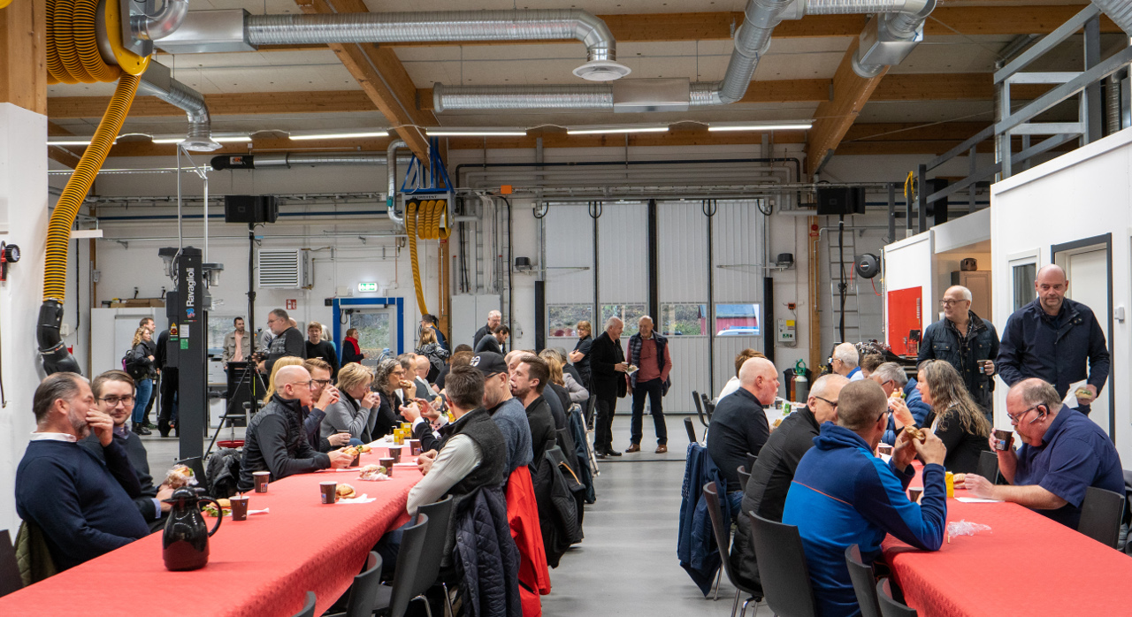 Dukat långbord med folk i en verkstadshall