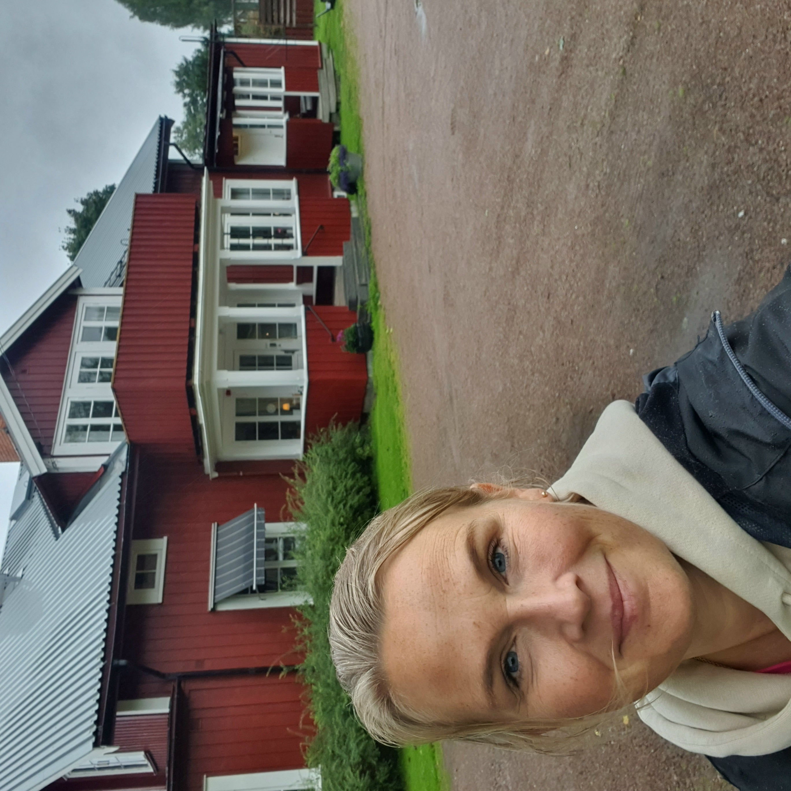 Linda Stålberg framför sitt vandrarhem i Älvbro, Avesta