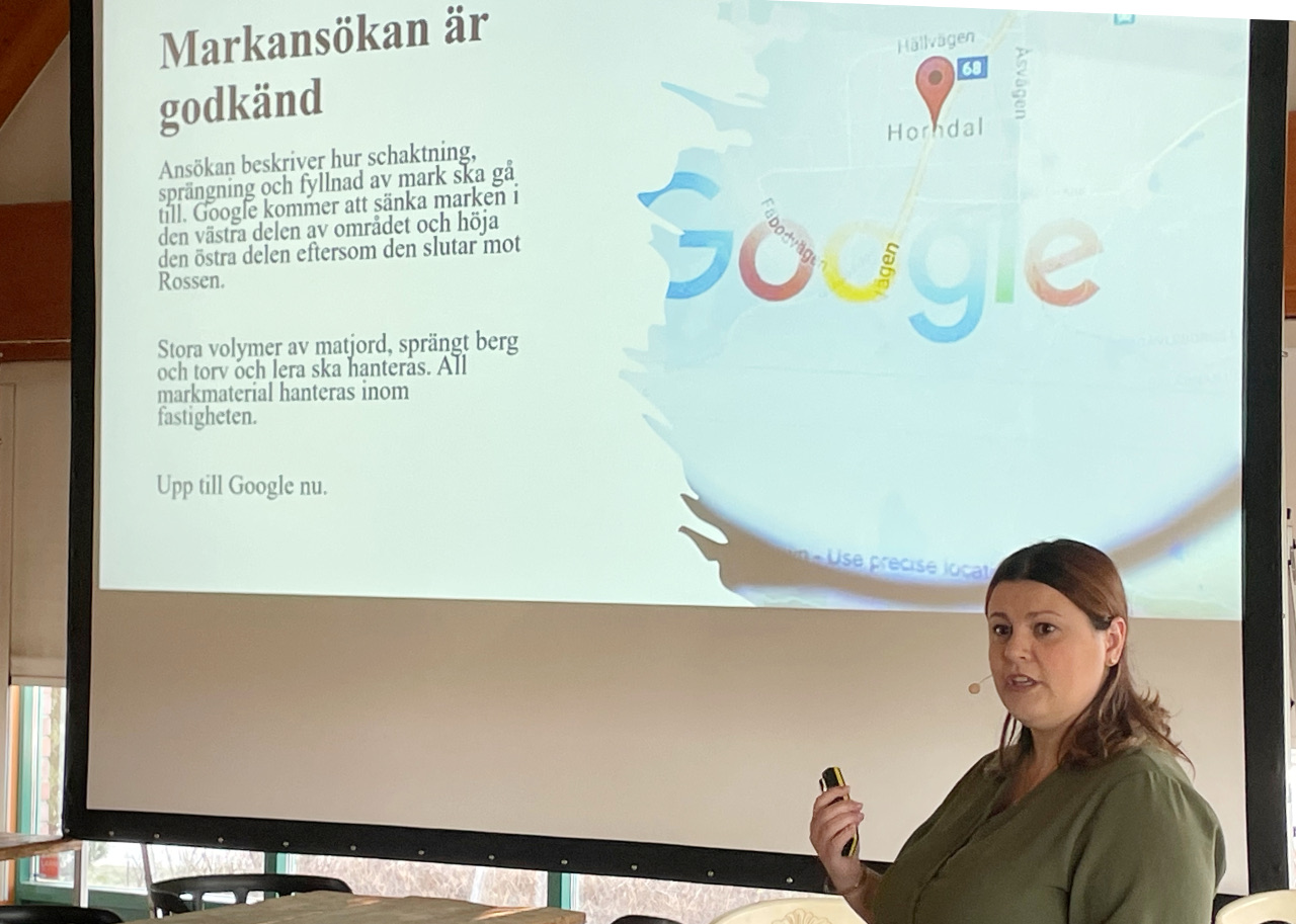 En kvinna framför en skärm