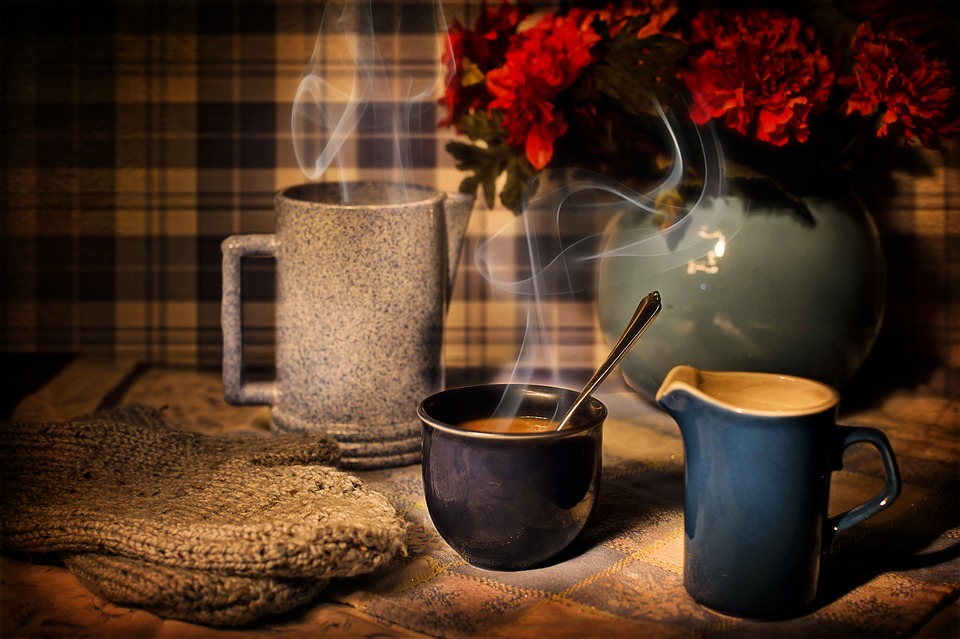 rykande varma kaffekoppar