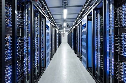 bild från en server/datacenter med många kablar och sladdar. 