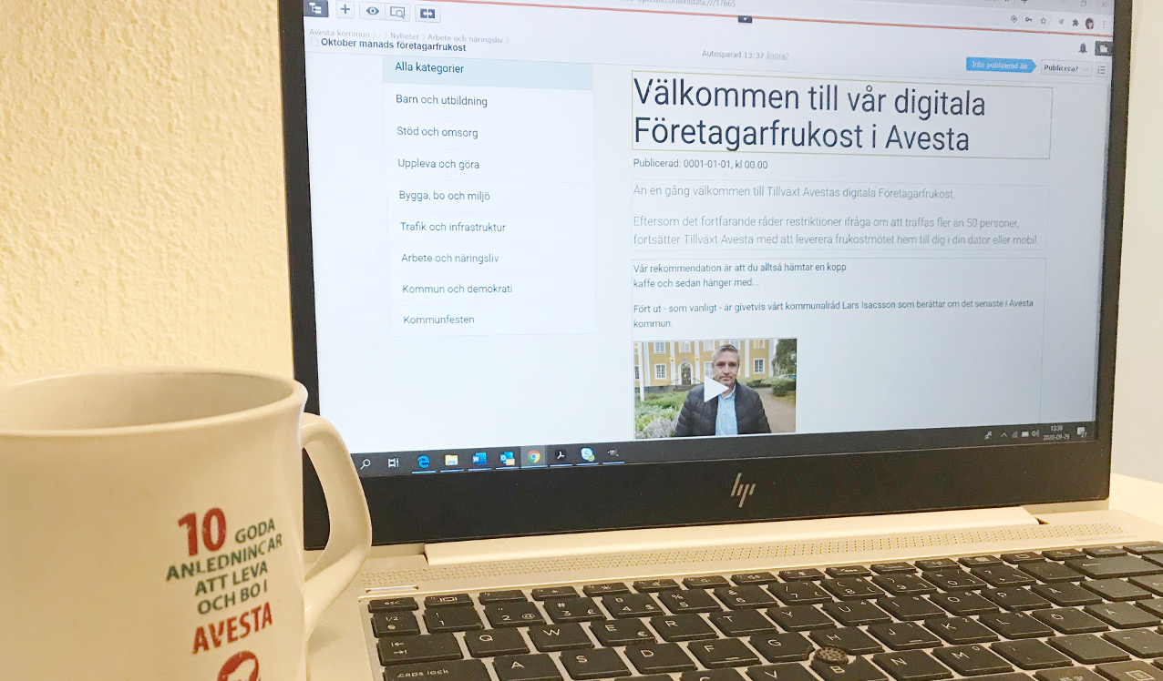 En dataskärm och en kaffekopp