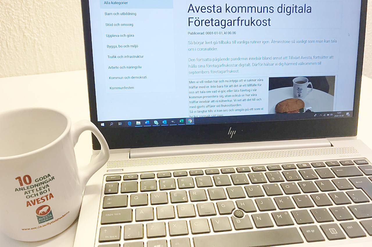 En dataskärmoch en kaffekopp anger att det är dags för digital Företagarfrukost