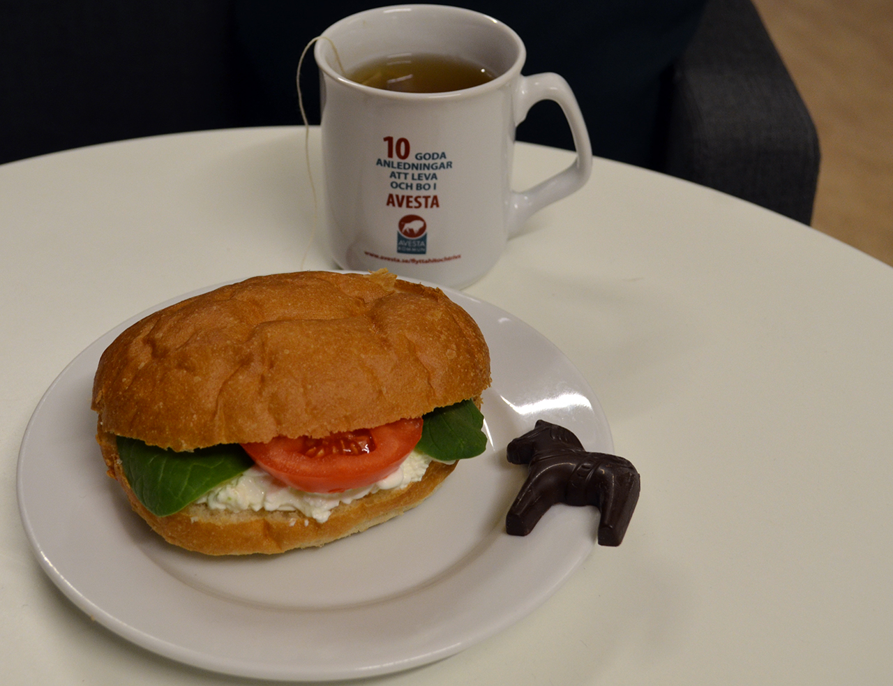 En dator och en kaffekopp.