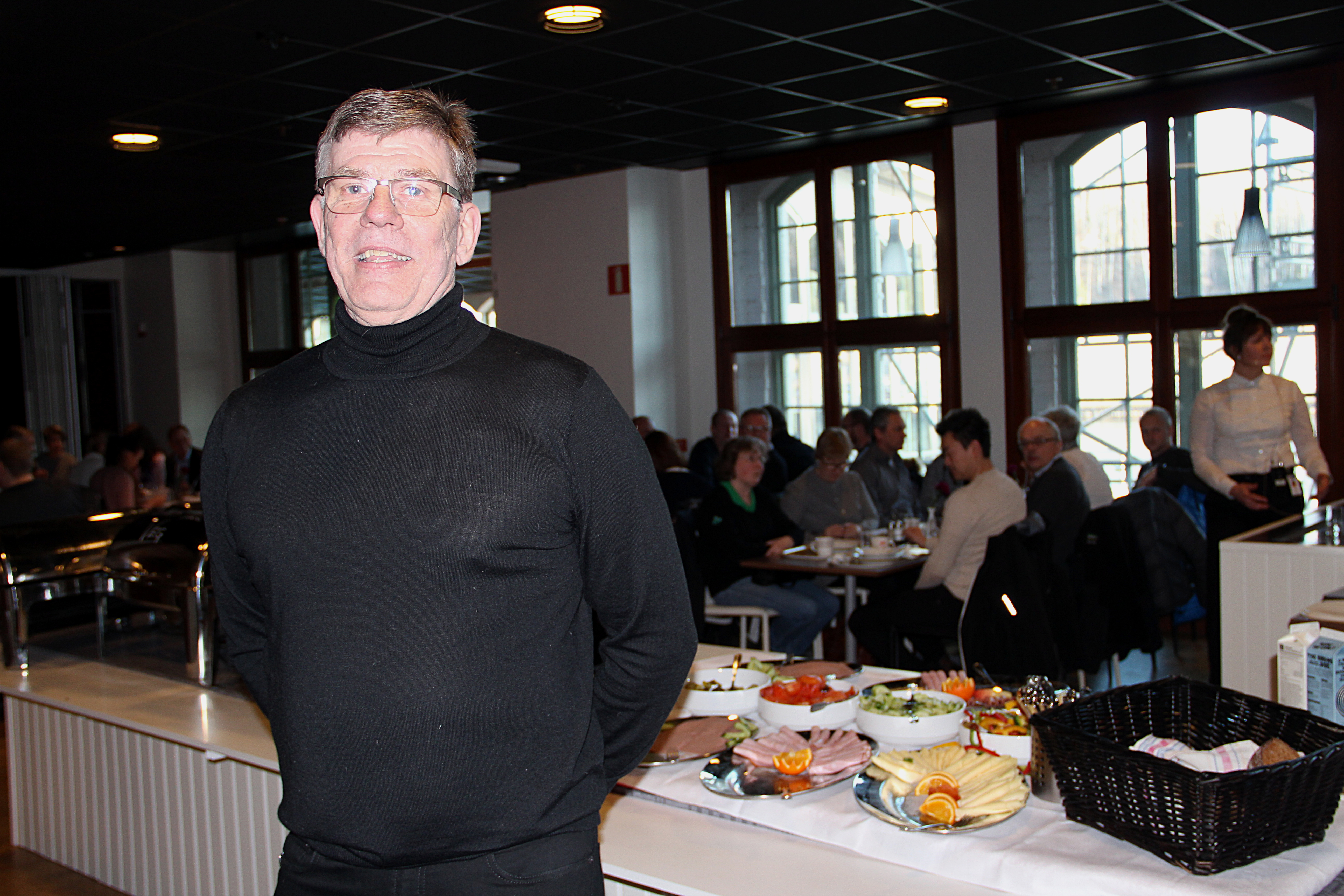 Krögaren Jan Stoltz framför frukostbordet