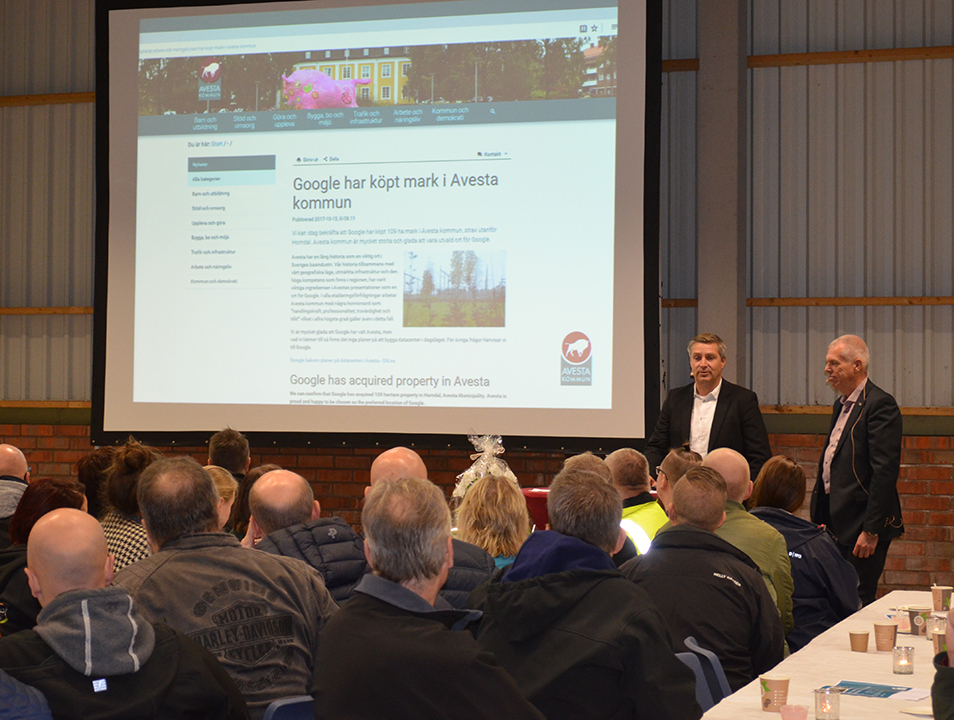 Lars Isacsson och Anders Friberg presenterar Googles markköp på företagarfrukosten hos Gamla Byn AB.