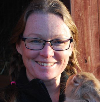 Malin Sundmark med kanin (Lisasgården)
