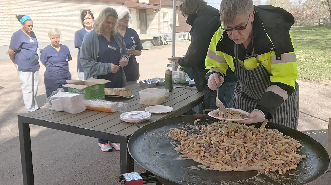 Patrik Håll och sonen Simon serverade omsorgspersonal på pasta lagat på en muurikka.
