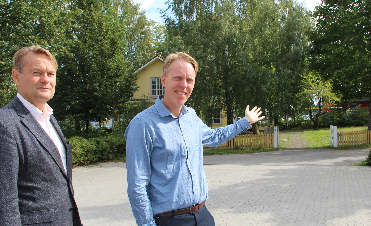 Här visar projektledare Peter Englund och stadsbyggnadsforskaren Alexander Ståhle var Avesta centrums nya gata ska gå.