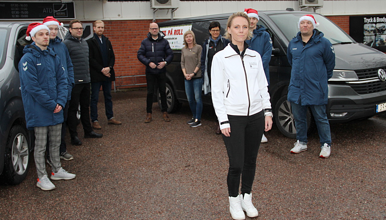 Samlade aktörer som står bakom projketet avestabudet som ska köra ut julklappar i stripade bilar ill kunder som därmed kan stötta den lokala handeln.