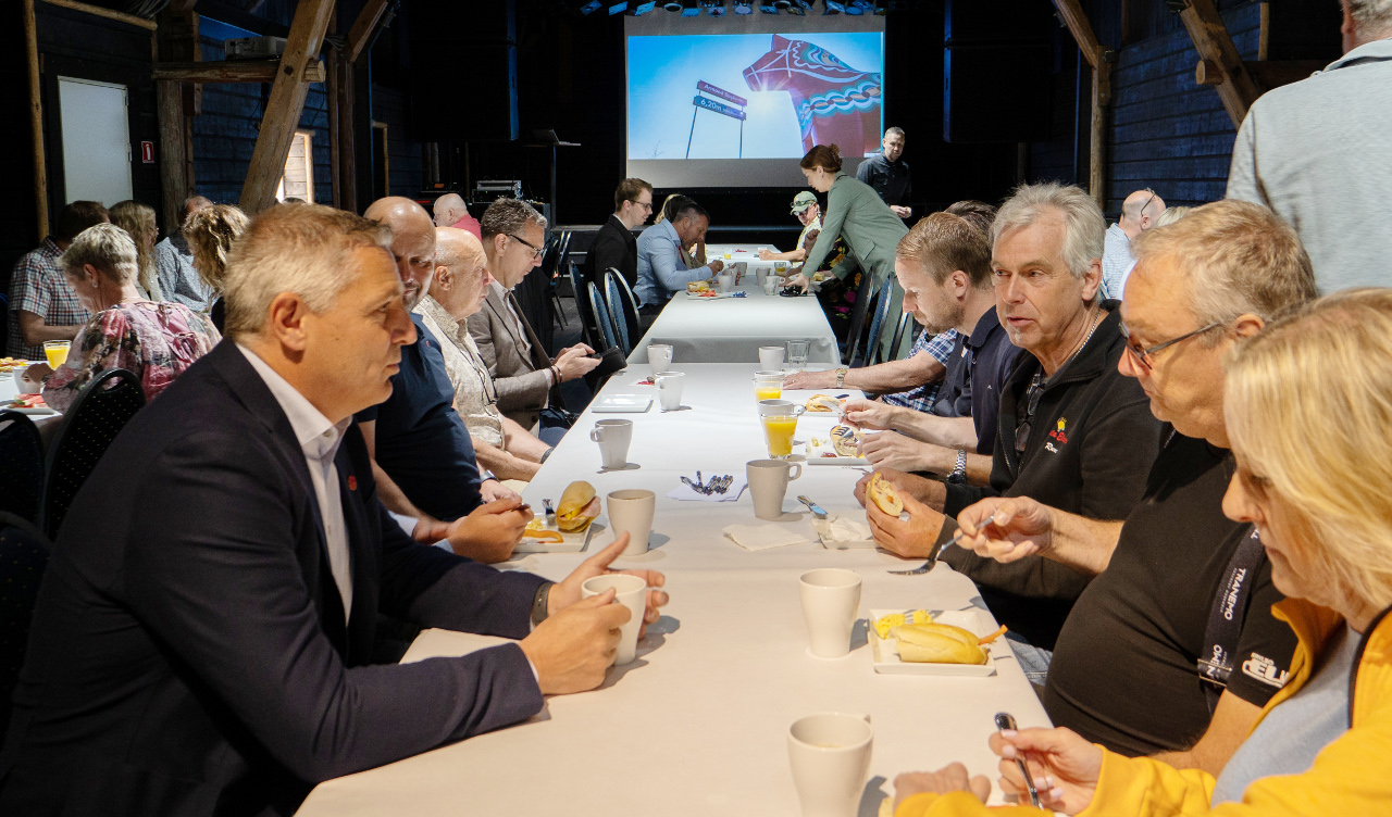Människor i samspråk vid ett bort