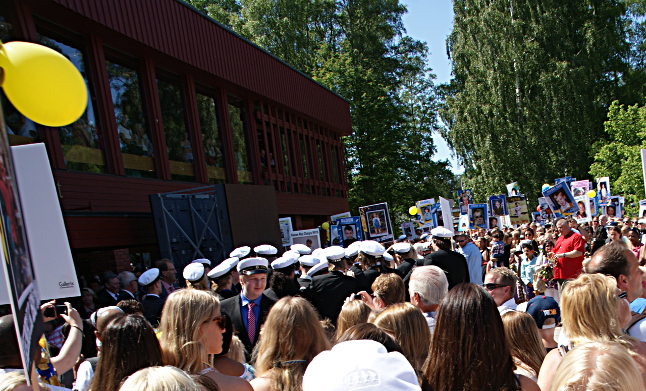 Traditionellt studentfirande med massor av folk blandat med studenter utanför skolan
