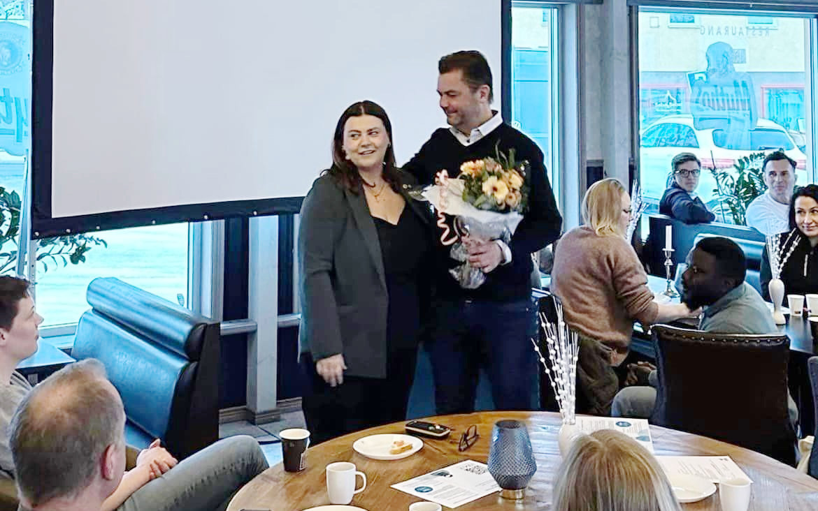 Två personer med blommor