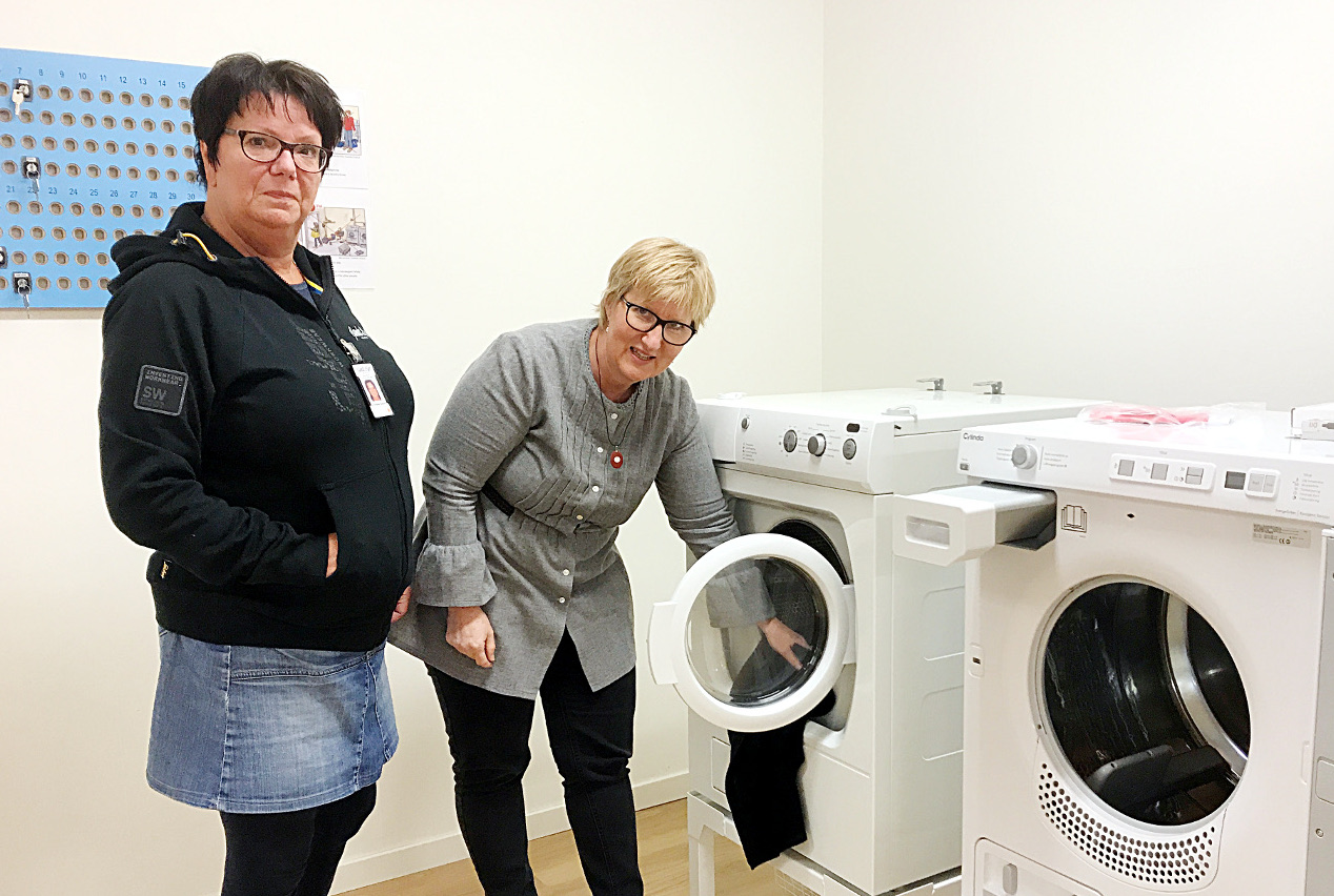 Tine Suneson och Birgitta hägg visar hur en tvättmaskin fungerar.