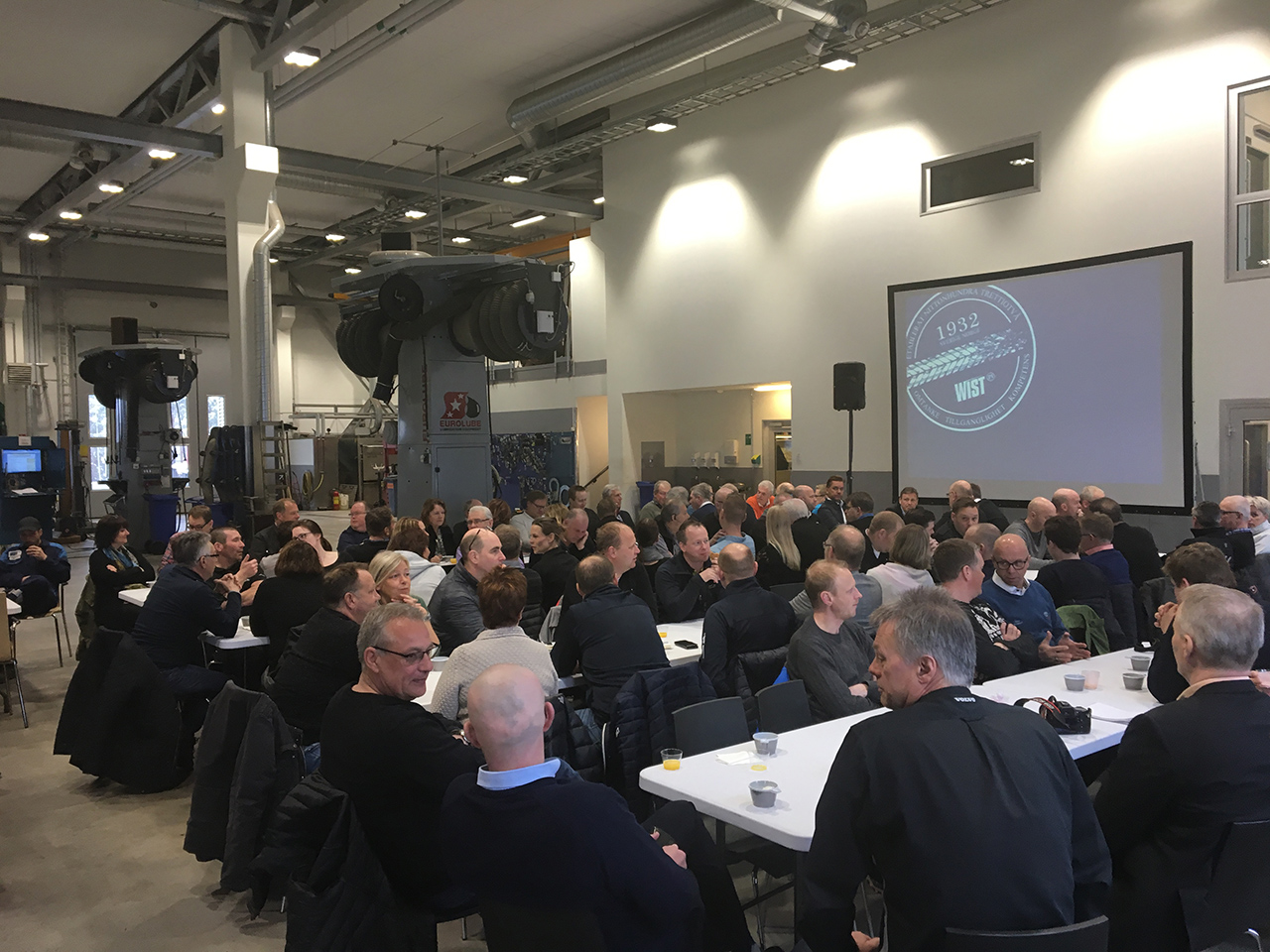 Företagare i Wists servicehall under frukosten