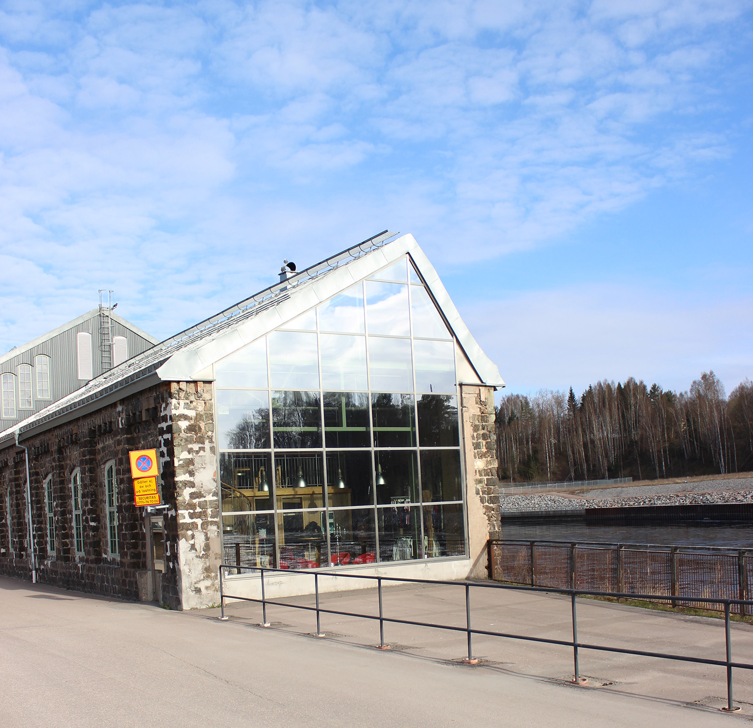 Bild på byggnaden där Tillväxt Avesta huserar. Det så kallade Strykjärnet i Koppardalen i Avesta