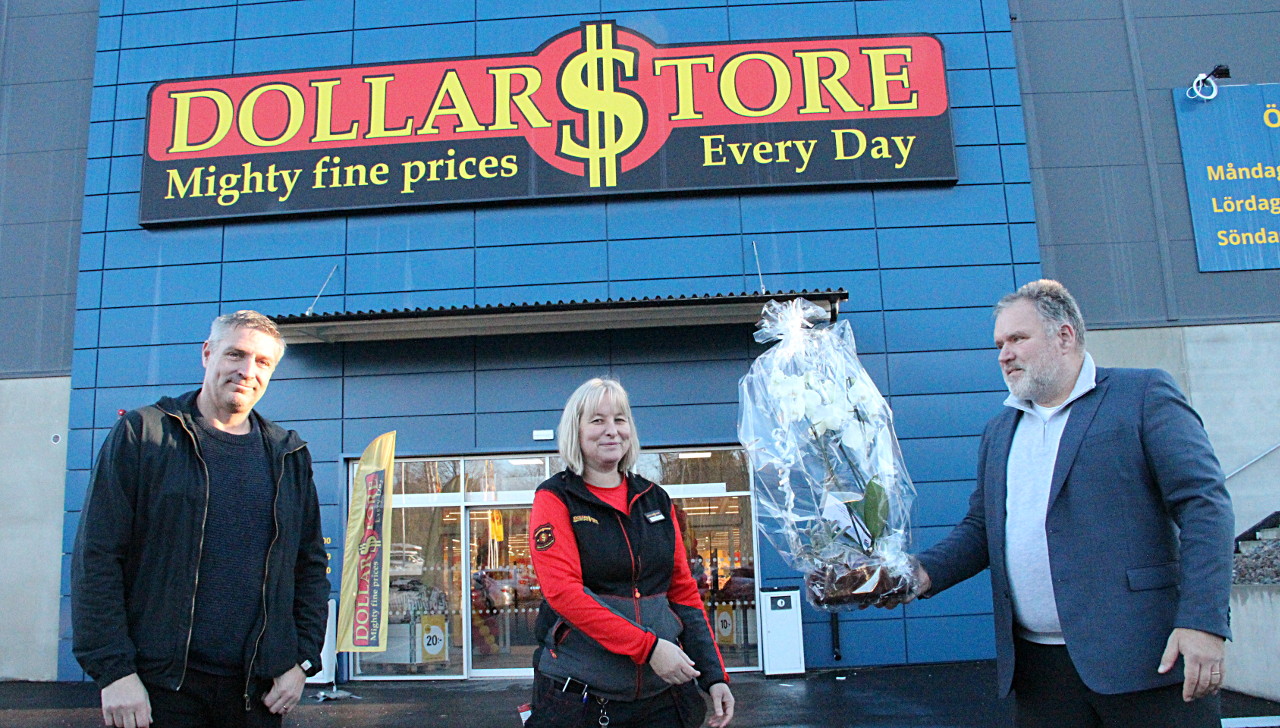 Kommunalrådet Lars Isacsson tv och näringslivschef Anders Åkerström t h välkomnar och lyckönskar Margareta Lennartsson, platschef på nyöppnade butiken Dollarstore.