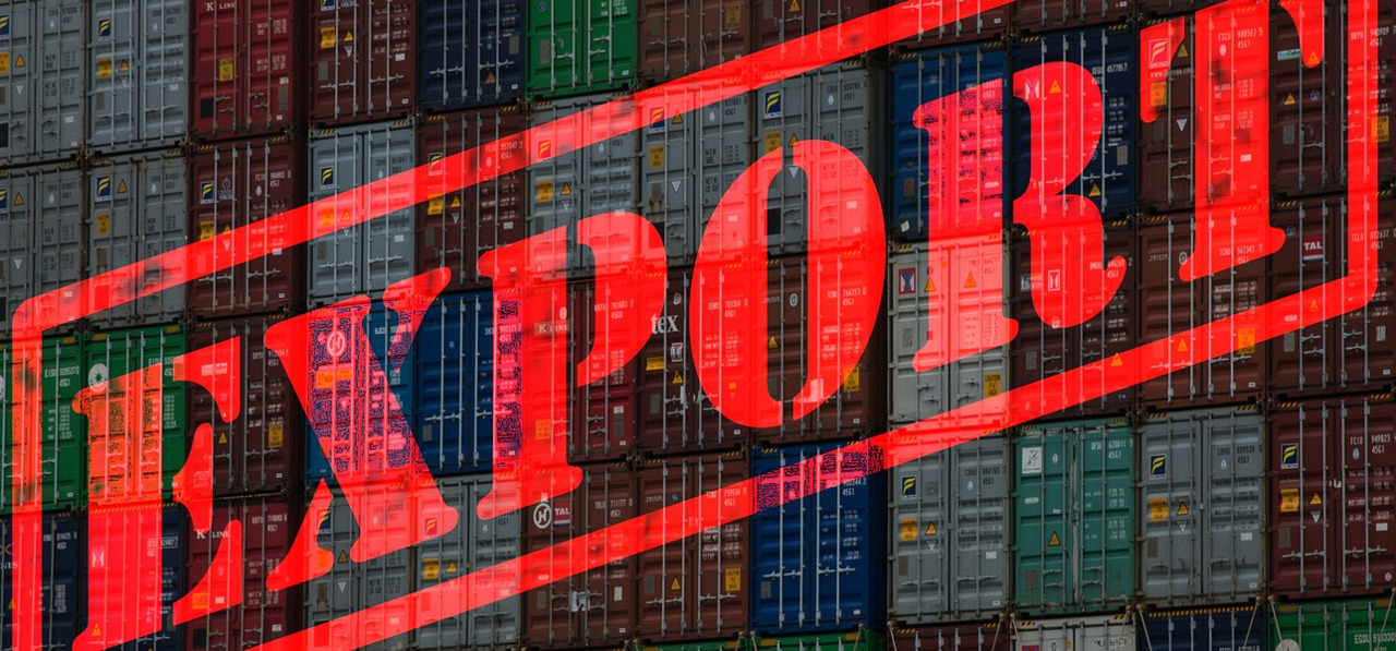 en bild med massa containrar med texten export framför