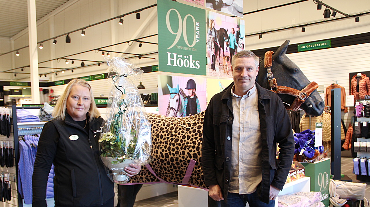 Hööks butikschef i Avsta Antonia Zuber fick ta emot blommor av kommunalrådet Lars Isacsson på premiäröppningsdagen.