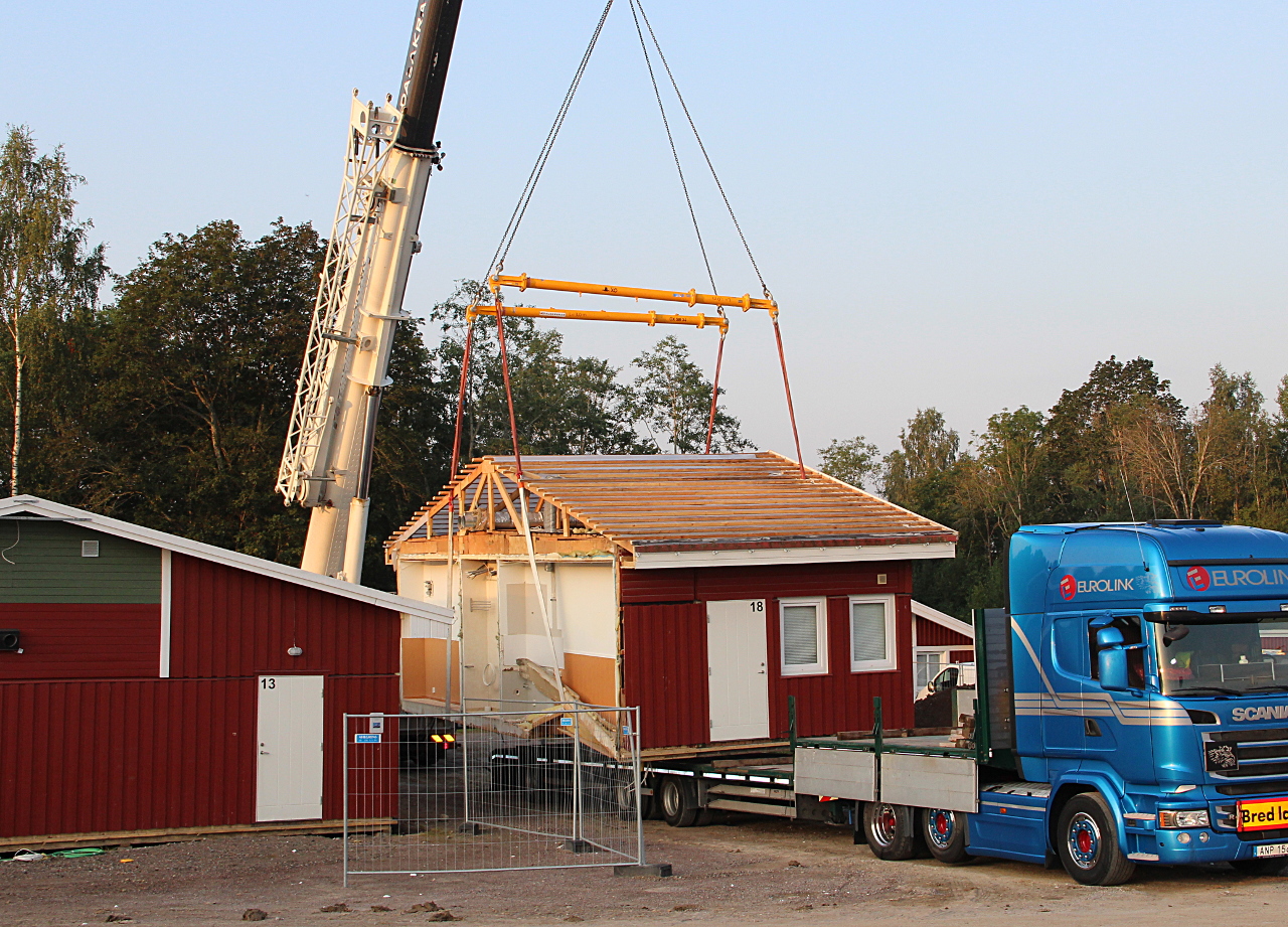 Campingstugor lyfts bort i Åsbo för att ge plats åt nyetableringar som Jula och Dollarstore.