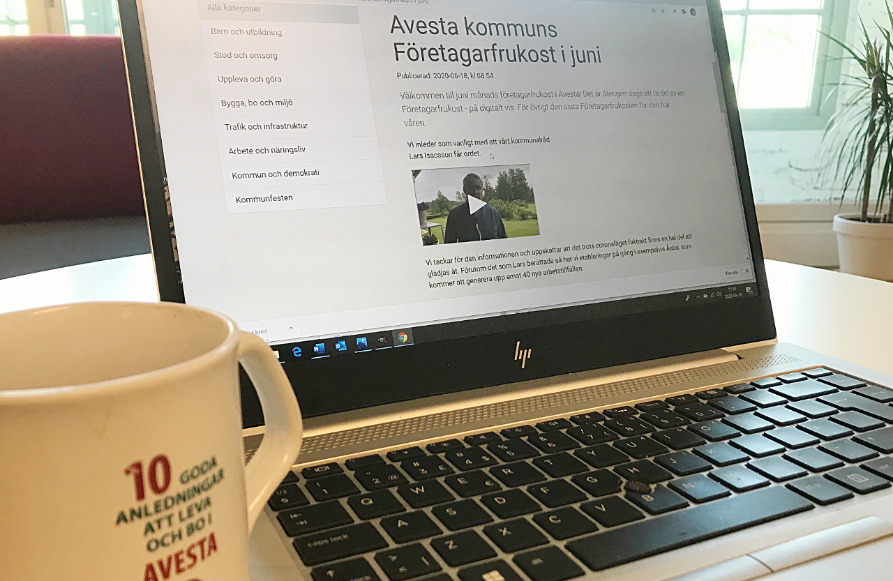 Bild på en dator  och en kaffekopp med testen Tio goda anledning att flytta till Avesta