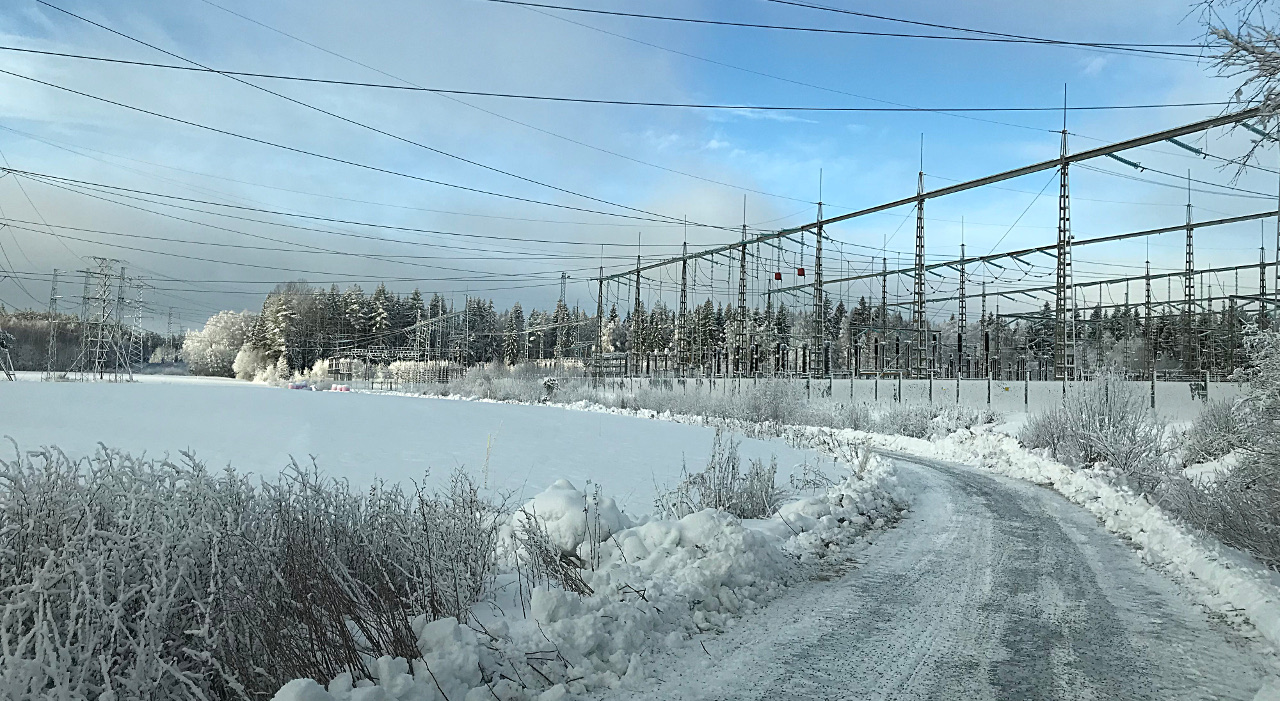 Krångede kraftstation i vintervitt