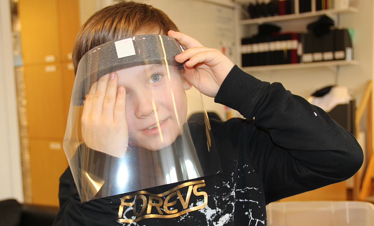 Fjärdeklassaren Love testar ett hemmagjort visir