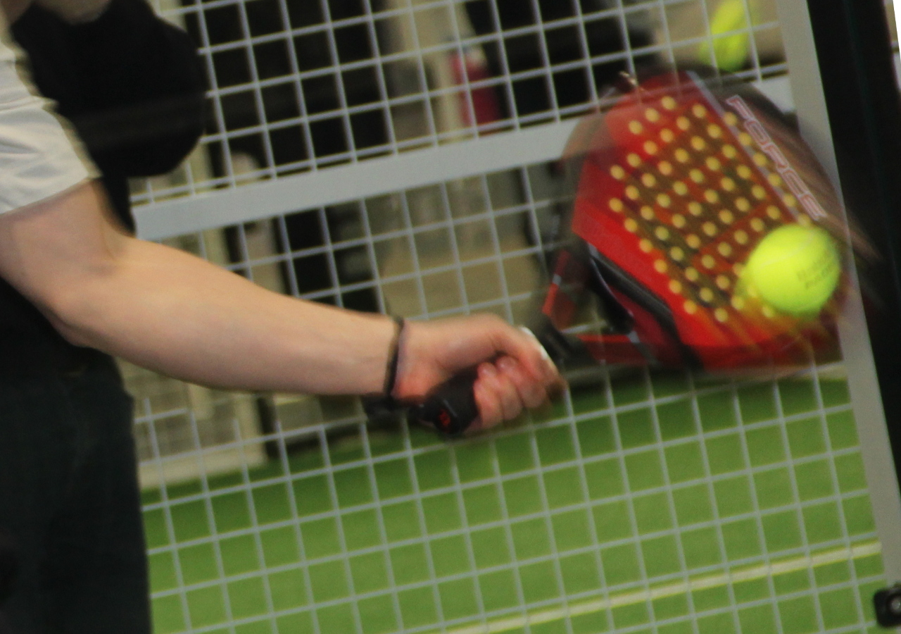 Avesta Padel centera ägare och kommunalrådet invigde med att klippa band.