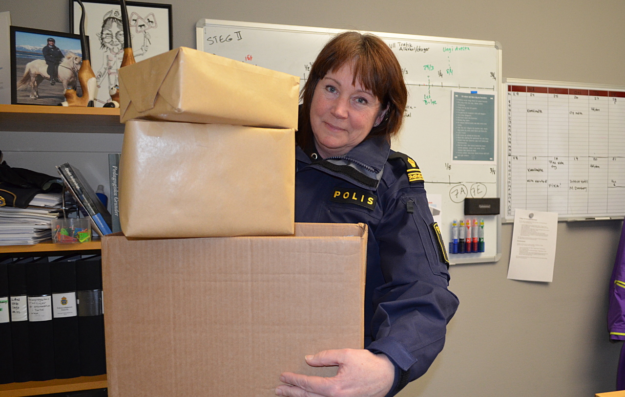 Polisen Suusanne håller en mängd lådor som ska symbolisera vad man vill göra och ständigt mer