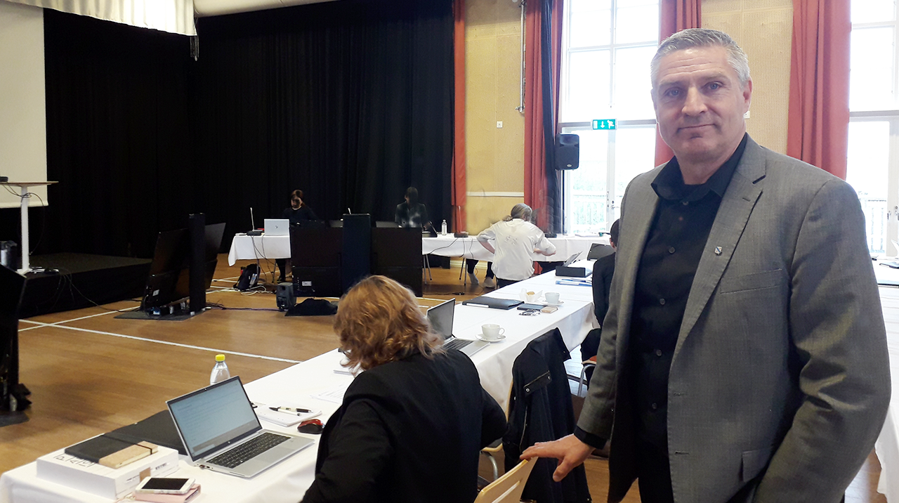 Lars Isacsson i miljödomstolens förhandlingslokal i Sjöviks Jubelhallen.