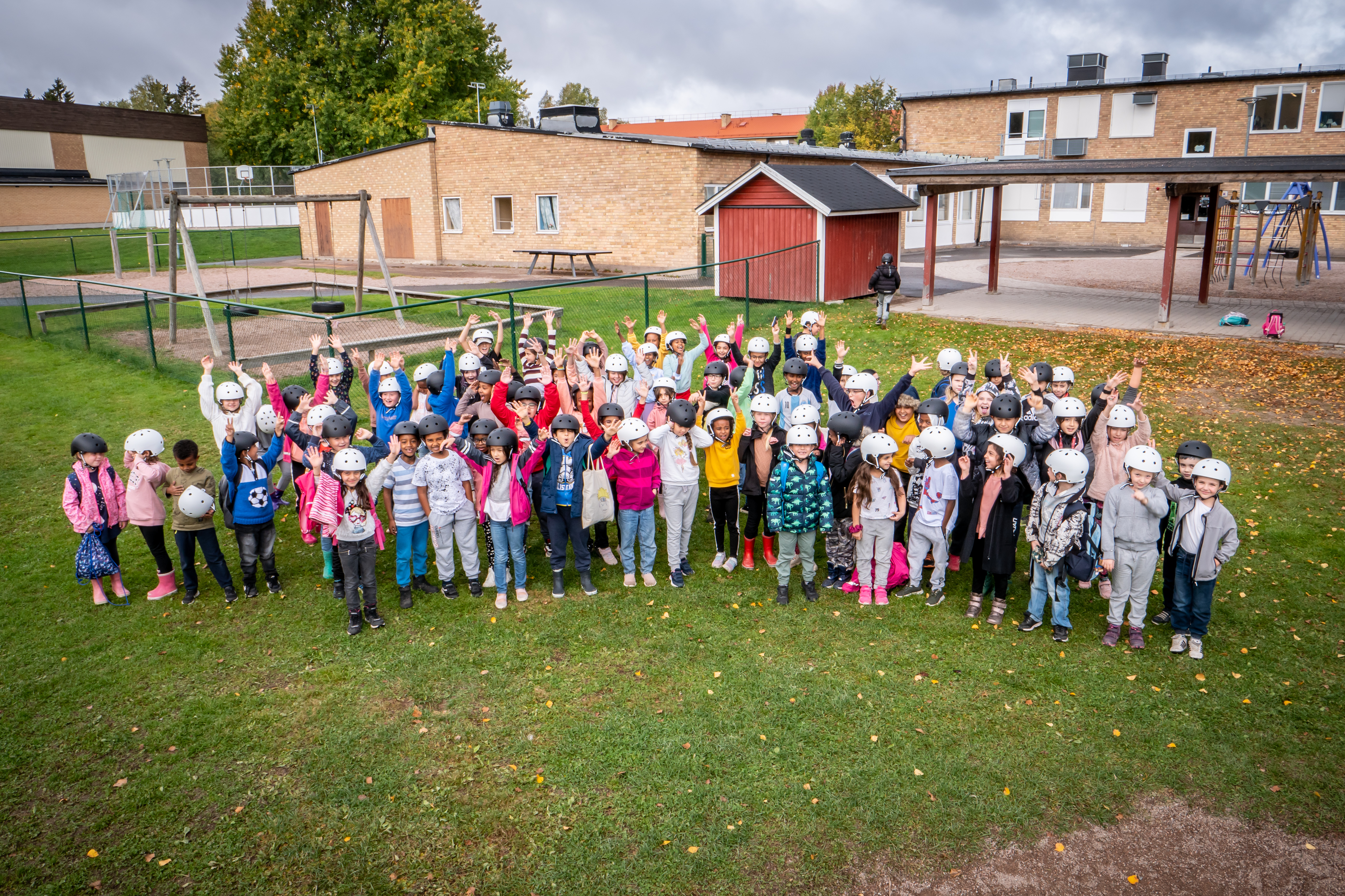 hundra ungar med cykelhjälp på