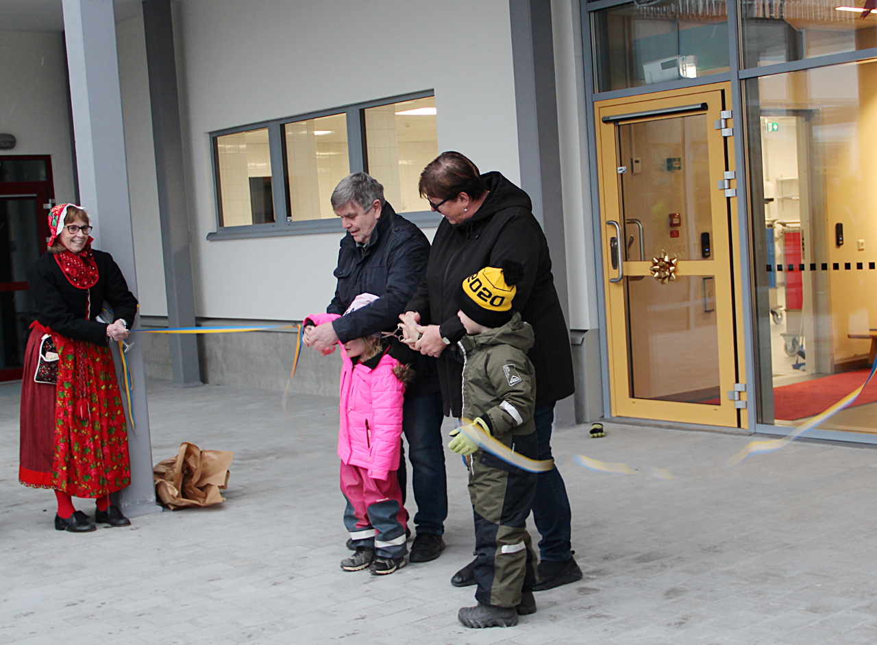 Förskolebarnen Signe och Oliver som tog första spadtaget för Baldershage, fick pockså klippa bandet vid invigningen av huset tillsammans med morföräldrarna Kjell repsketive Eva-Lena.