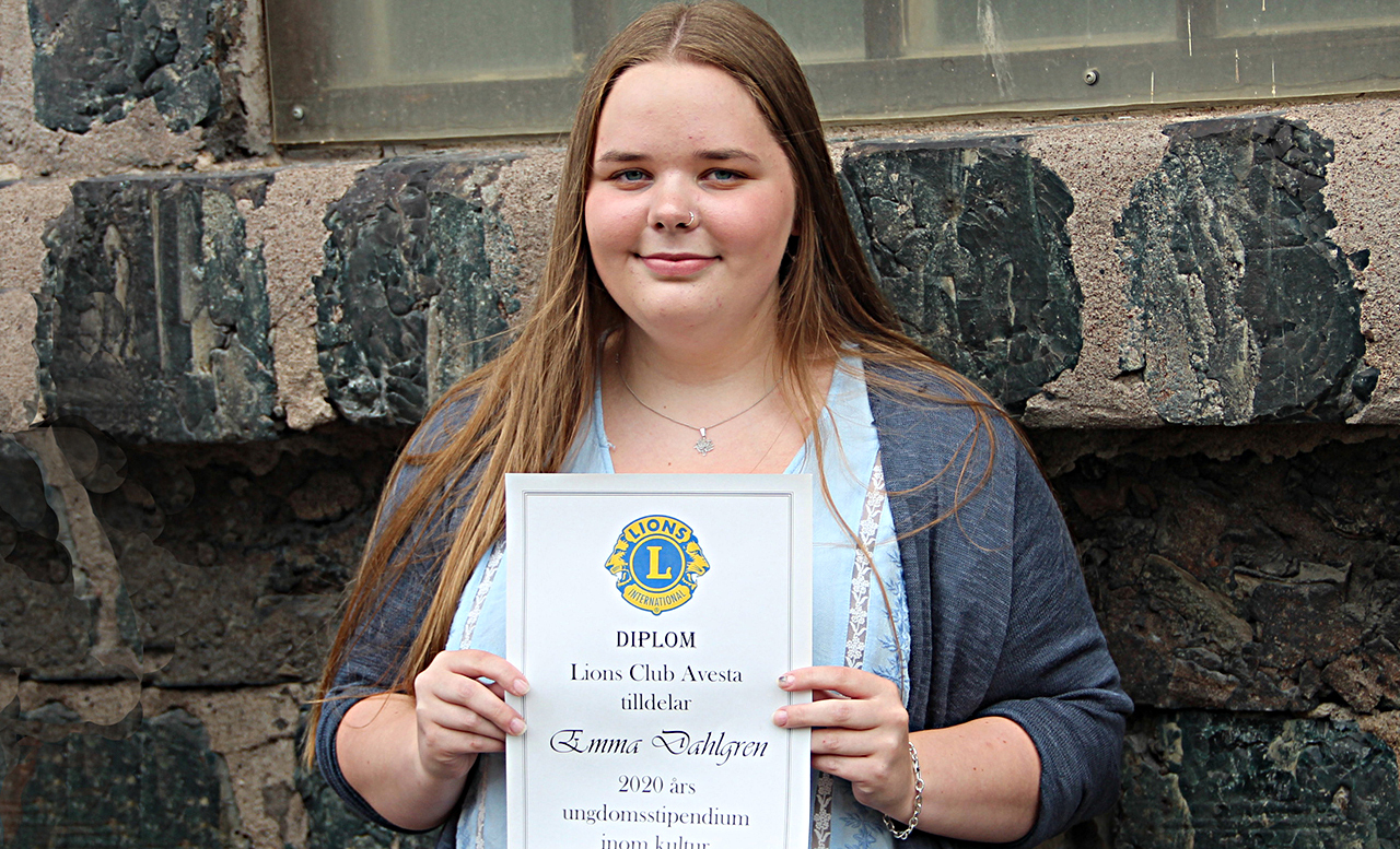Emma Dahlgren, med diplomet som första s mottagare av Avesta Lions kulturstipendiat