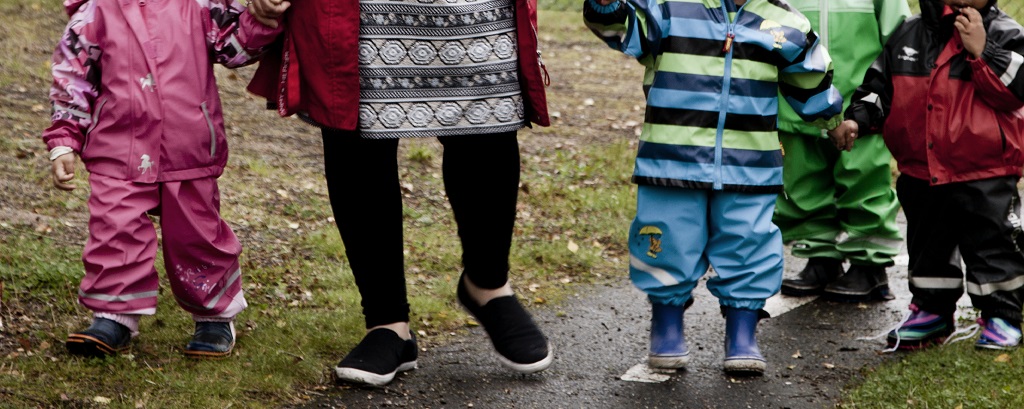 barn och pedagog i gummistövlar