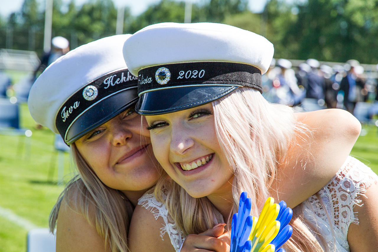 Tuva och Felicia var två av ungdomarna som gladdes åt att ha tagit studenten.