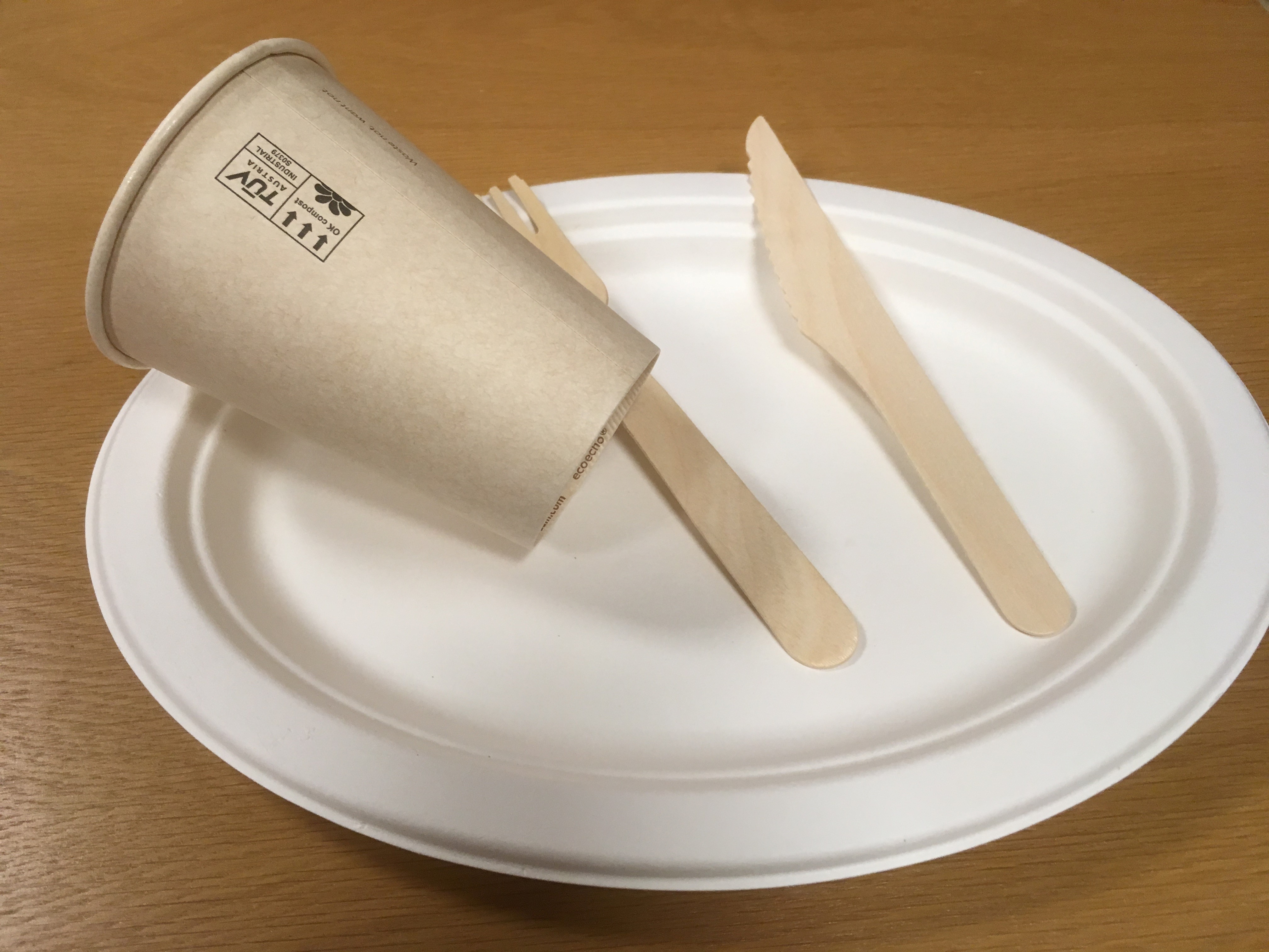 Kopp, tallrik, kniv och gaffel av miljövänligt material