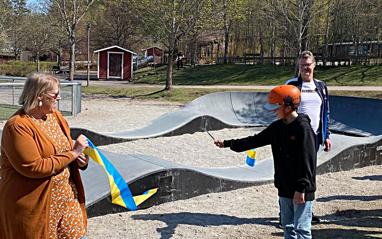 Axel sklipper av invigningsbandet till skaterampen.