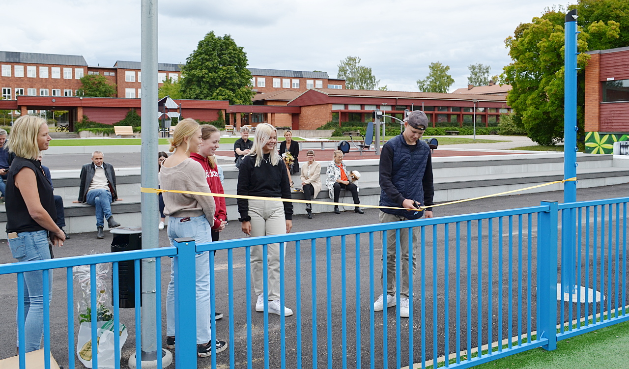 Ungdomar klipper band för invigning av skolgård