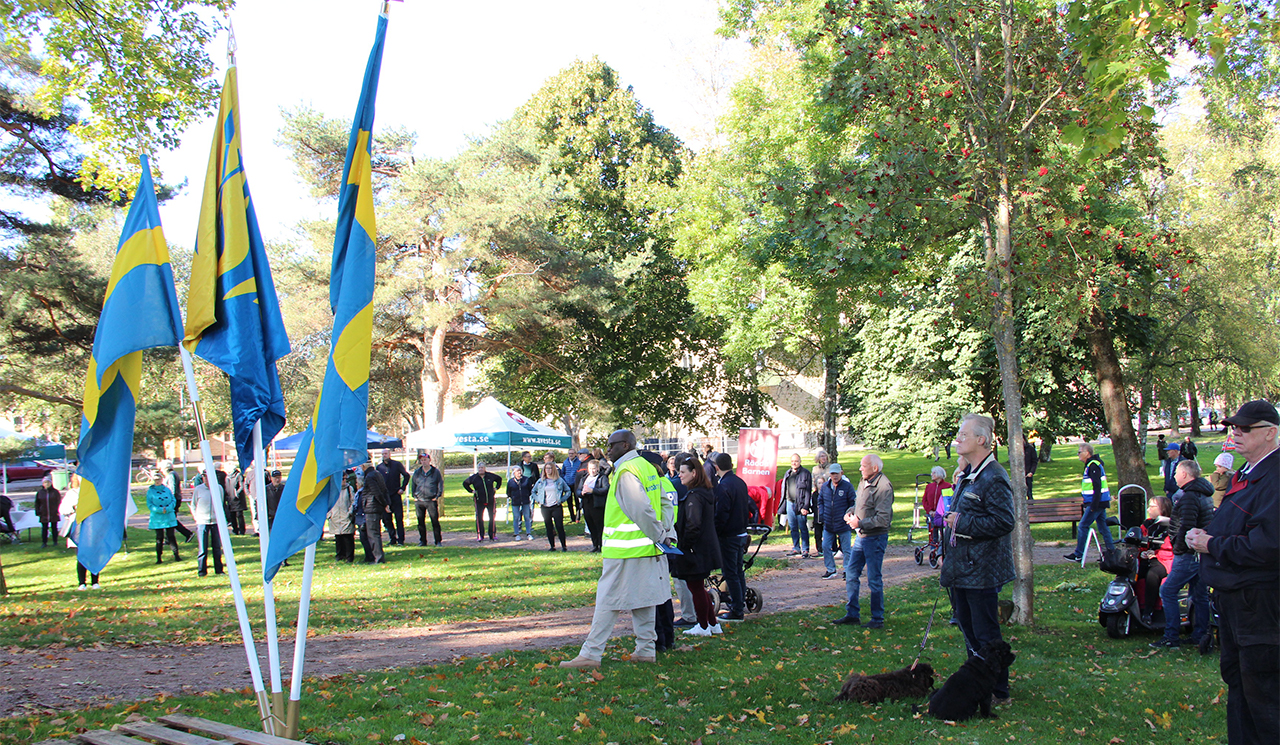 Folksamling i Mossparken vid ingvningen med fanborg