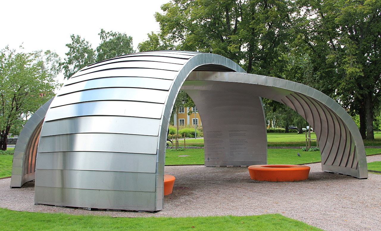 Konstverket Droppen i Stadshusparken får sin officiella invigning.