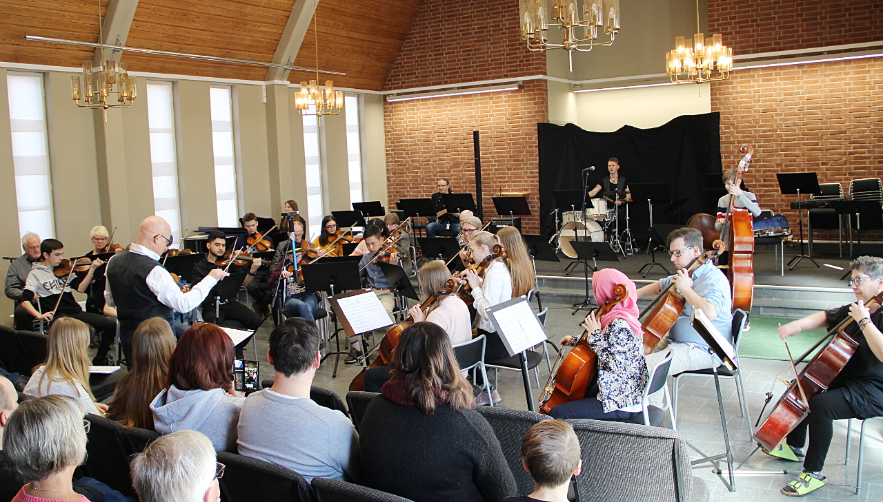 Kulturskolans stråkensemble invigde nya kulturskolans hemvist.