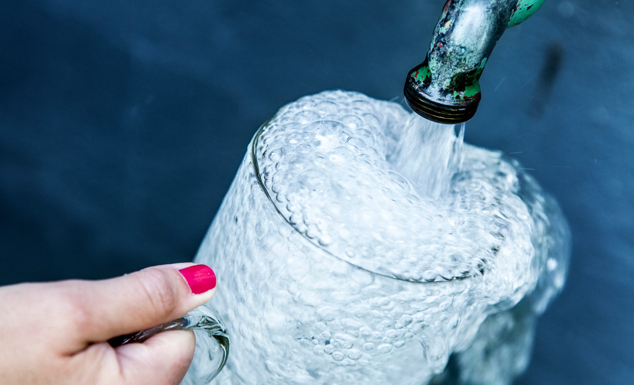 kranmed vatten och ett dricksglas