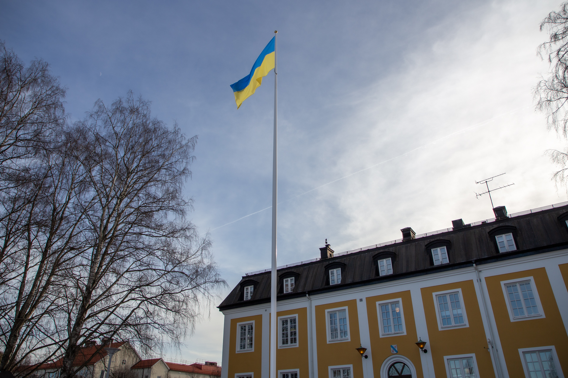 Den ukrainska flaggan vajar utanför Avestas stadshus