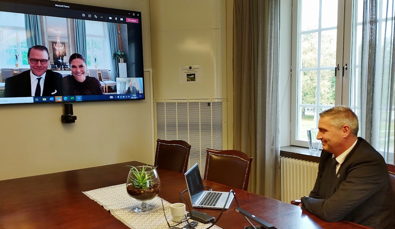 Kronprisessparet satt framför sin dator och Lars Isacsson framför sin i sitt samtal