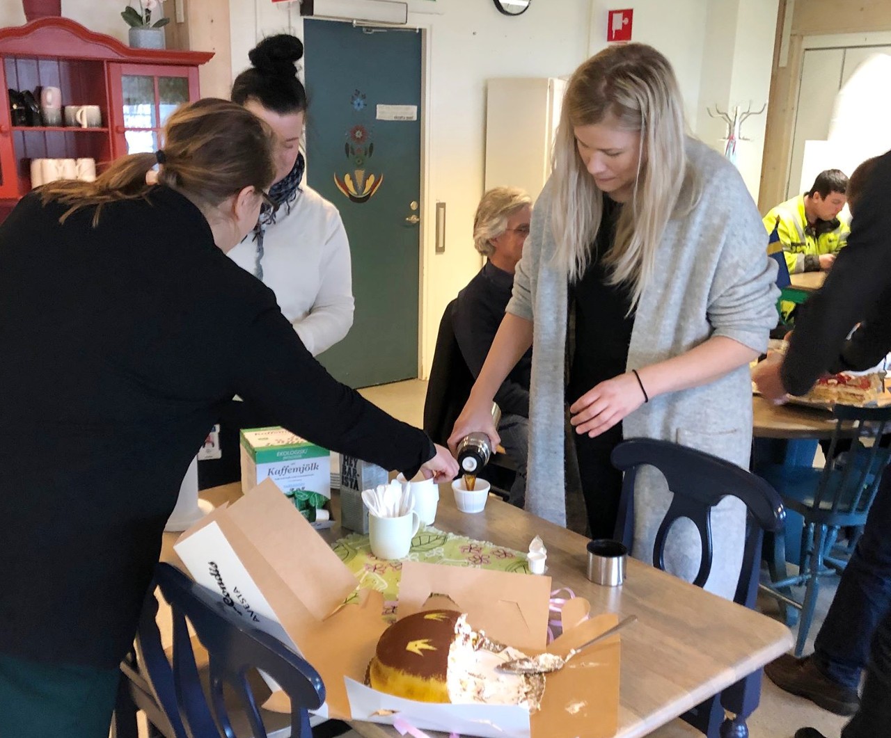 Tårtkalas på Arbetsmarknadsenheten.