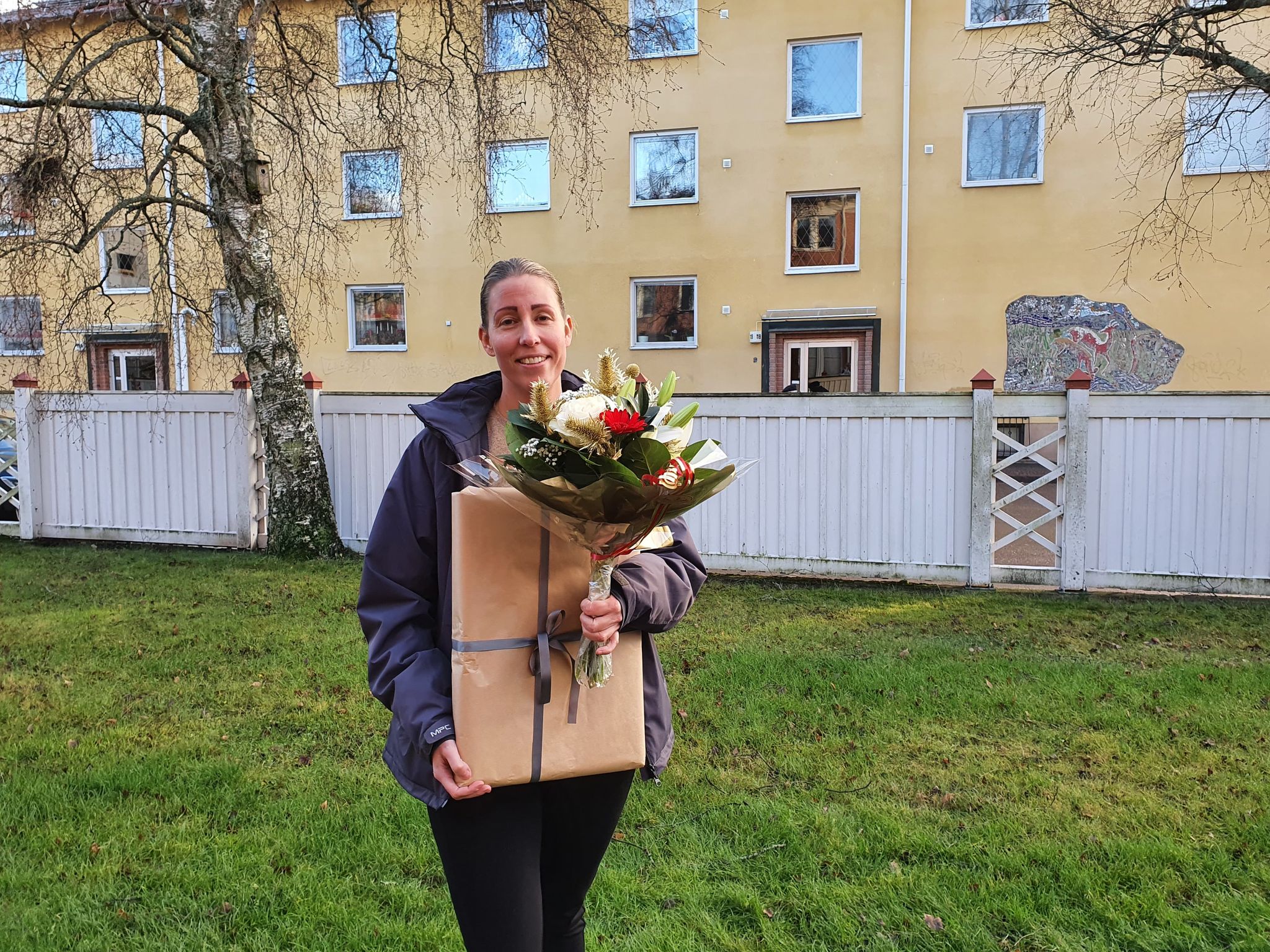 kvinna med blombukett