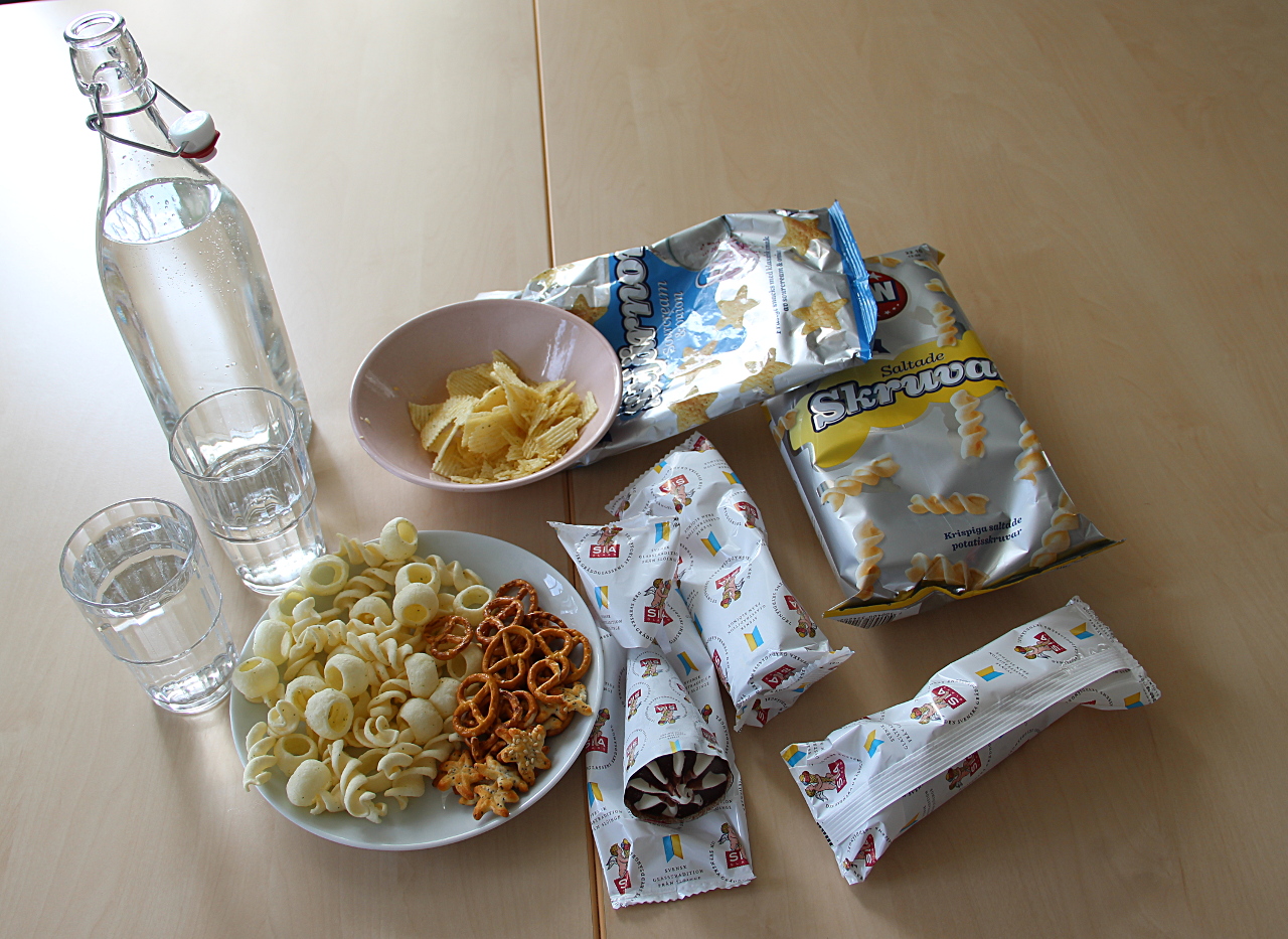 vatten chips glass och salta kex och pinnar