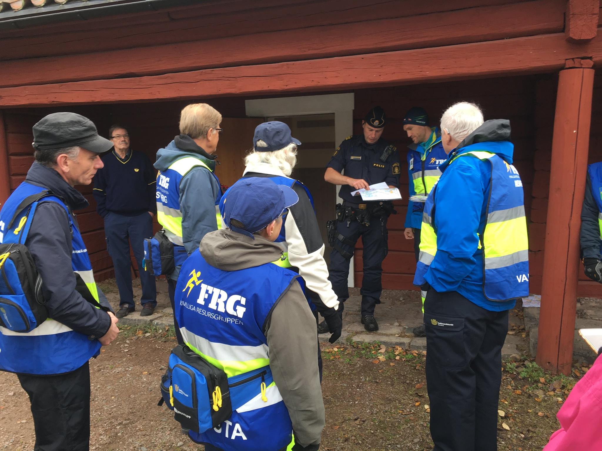 FRG personal står och samtalar.