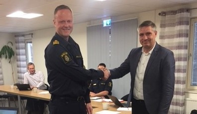 Lokalpolisområdeschef Mattias Skarp och kommunstyrelsens ordförande Lars Isacsson tar i hand efter undertecknat medborgarlöfte
