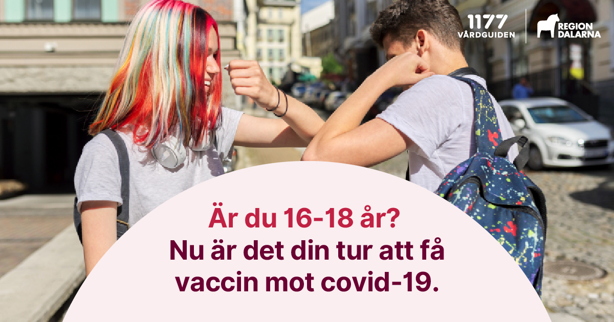 två ungdomar hejar på varandra med armbågen och under står texten Nu är det din tur att få vaccin mot covid-19.